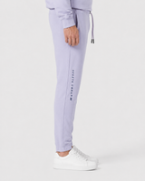 Model wearing the mauve AFLETE Urban joggers 017, joggers side view